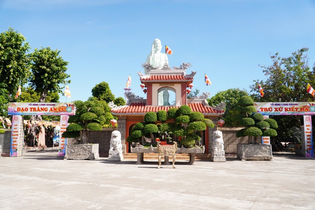 Sĩ tử đổ về chùa 300 năm tuổi trước ngày thi tốt nghiệp THPT- Ảnh 2. Sĩ tử đổ về chùa 300 năm tuổi trước ngày thi tốt nghiệp THPT- Ảnh 2.