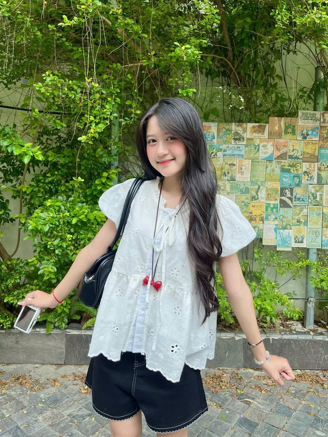 Nửa kín nửa hở đầy lôi cuốn với trang phục đục lỗ thoáng mát - Ảnh 2.