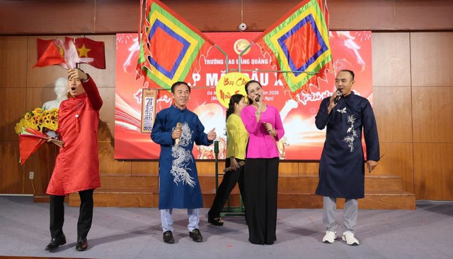 B&agrave;i ch&ograve;i v&agrave; cửa h&agrave;ng thức ăn gia s&uacute;c - Ảnh 2.