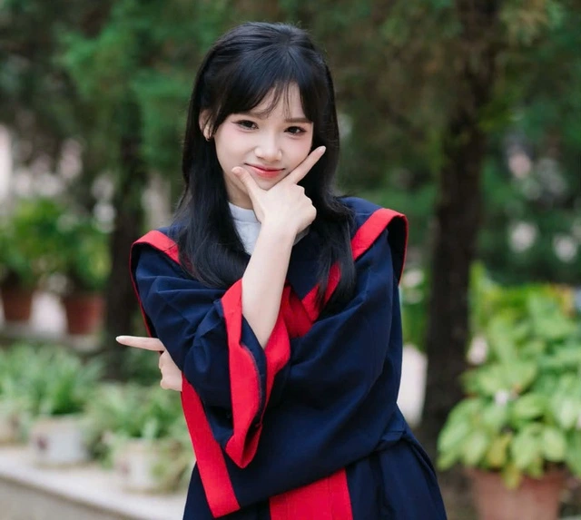 Ba mất sớm, nữ sinh được mẹ tần tảo nuôi khôn lớn thành thủ khoa toàn quốc - Ảnh 1.