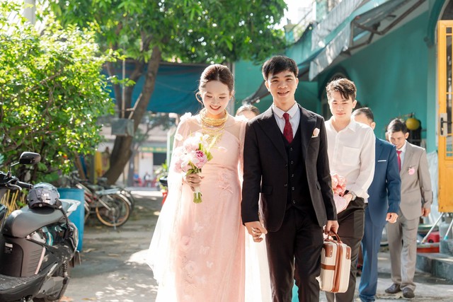 Chú rể dành dụm 5 năm, mua trang sức vàng tặng cô dâu trong đám hỏi - Ảnh 3.