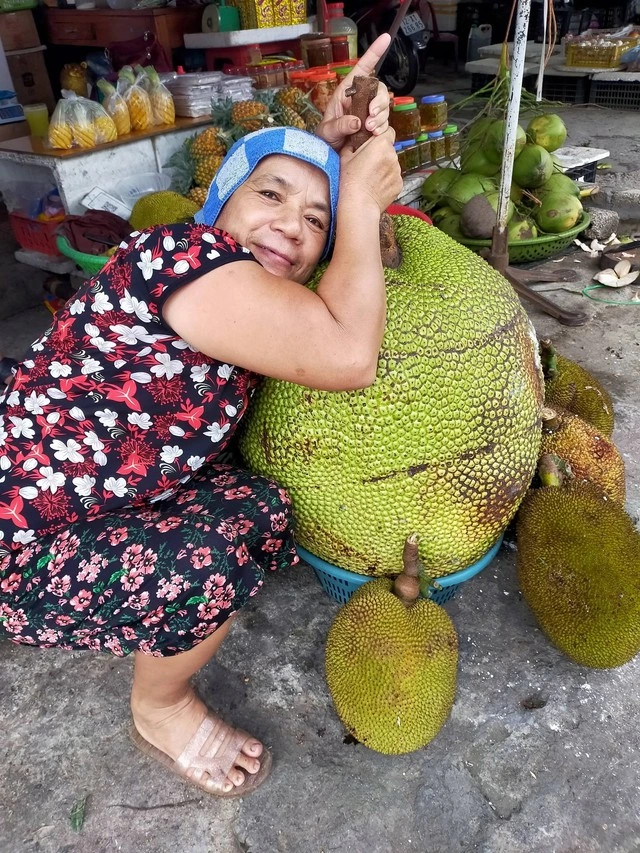 Trái mít khổng lồ nặng 53 kg, bán với giá 500.000 đồng: 'Cả chợ khen ngon' - Ảnh 4.
