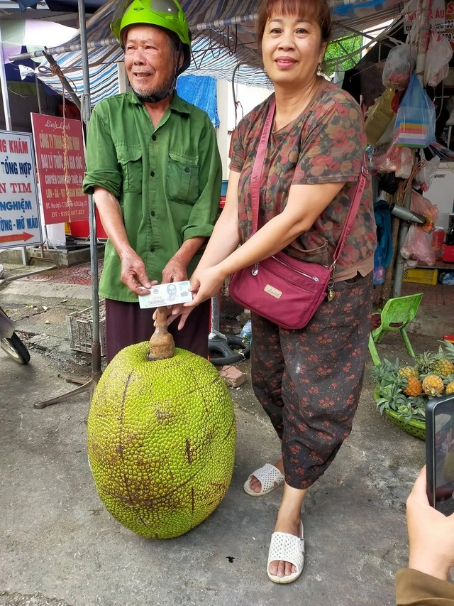 Trái mít khổng lồ nặng 53 kg, bán với giá 500.000 đồng: 'Cả chợ khen ngon' - Ảnh 3.