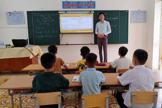 Thầy gieo chữ ở đảo tiền ti&ecirc;u, tr&ograve; khiếm thị viết b&aacute;o gi&uacute;p người- Ảnh 1.