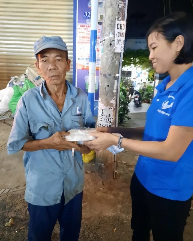 Những hộp xôi nghĩa tình và tờ di chúc tái sinh của người đàn bà góa - Ảnh 1.