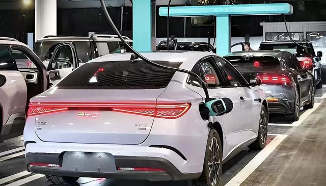 BYD sắp đưa sạc siêu nhanh 1.500 kW vào Việt Nam: Hạ tầng điện có đáp ứng? - Ảnh 1.