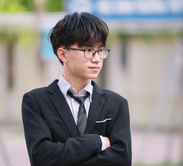 Thủ khoa khối A00 tỉnh Nghệ An: 'Tôi từng thi trượt trường chuyên' - Ảnh 1.