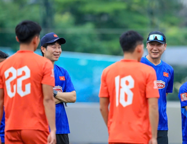 HLV Kim Sang-sik nói rất hay về trợ lý mới người Hàn, bất ngờ nhắc Khoa Ngô: 'Tôi rất tiếc...'- Ảnh 4.