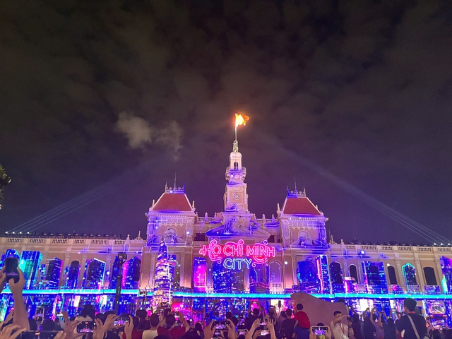 3D Mapping thắp sáng bầu trời TP.HCM dịp 50 năm thành phố mang tên Bác- Ảnh 5.