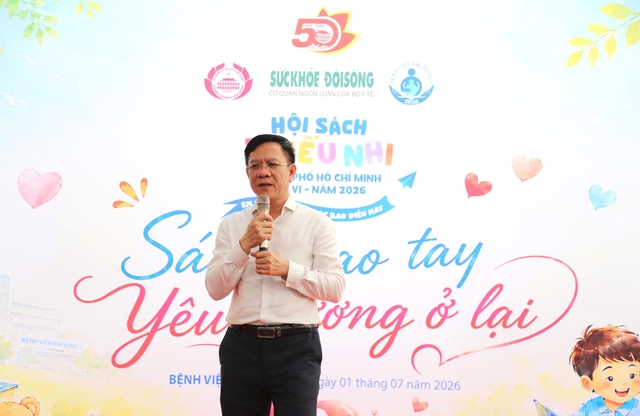 Đưa sách vào bệnh viện, tiếp thêm nghị lực cho bệnh nhi- Ảnh 1.