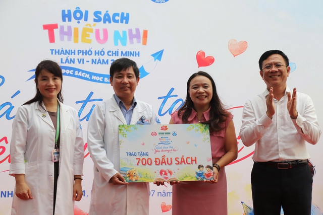Đưa sách vào bệnh viện, tiếp thêm nghị lực cho bệnh nhi- Ảnh 2.