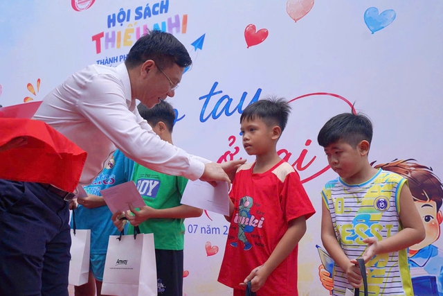 Đưa sách vào bệnh viện, tiếp thêm nghị lực cho bệnh nhi- Ảnh 3.