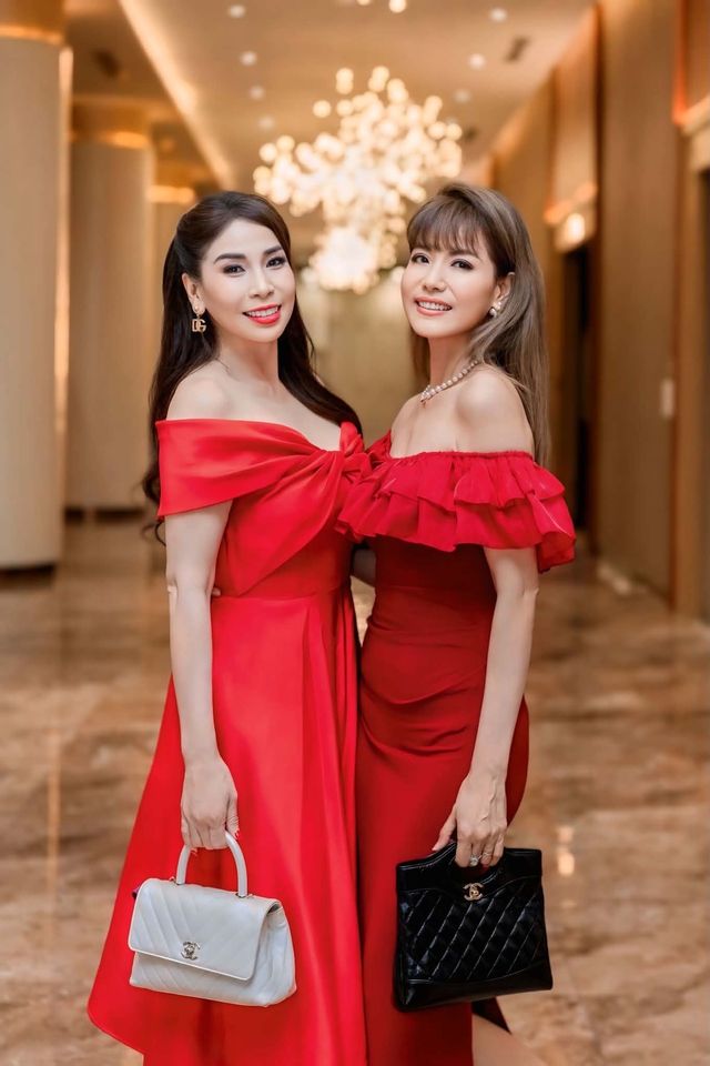 Lý Hương tiết lộ cuộc sống tuổi 49, nói về việc con gái thi hoa hậu - Ảnh 2.