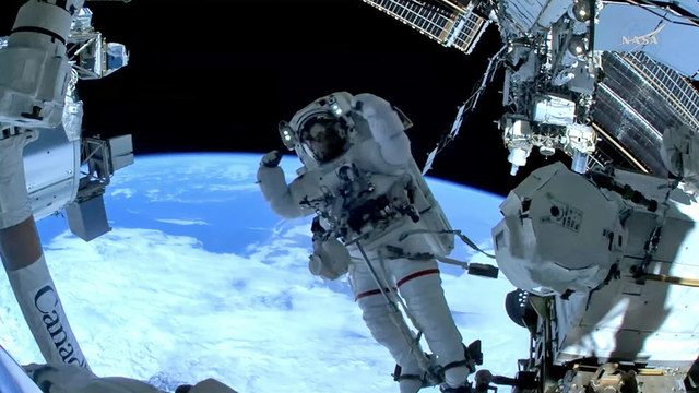 Spacewalkers successfully replace broken "wrist" joint in space station's robot arm - Ảnh 1.