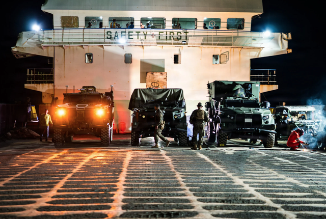 U.S. Marines Use Commercial Ferries to Haul Anti-ship Missiles Across the Philippines - Ảnh 1.
