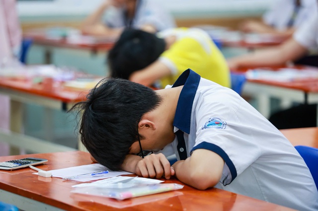Tỷ lệ điểm dưới trung bình tiếng Anh cao nhất 4 năm, đông thí sinh đạt 4,25 - Ảnh 2.