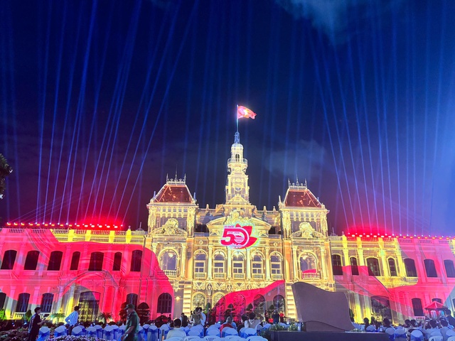 3D Mapping thắp sáng bầu trời TP.HCM dịp 50 năm thành phố mang tên Bác- Ảnh 1.