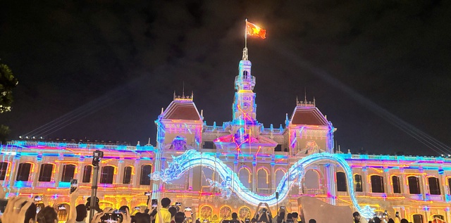 3D Mapping thắp sáng bầu trời TP.HCM dịp 50 năm thành phố mang tên Bác- Ảnh 3.