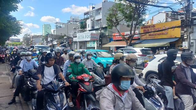 Đường Nguyễn Tất Thành sắp mở rộng: Người trẻ chờ hết cảnh kẹt xe - Ảnh 2.