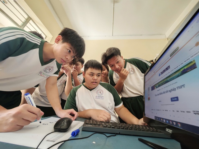 Phổ điểm tổ hợp D01: Liệu có bị kéo xuống vì môn tiếng Anh? - Ảnh 2.