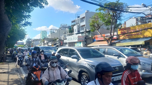 Đường Nguyễn Tất Thành sắp mở rộng: Người trẻ chờ hết cảnh kẹt xe - Ảnh 1.
