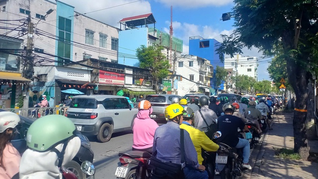 Đường Nguyễn Tất Thành sắp mở rộng: Người trẻ chờ hết cảnh kẹt xe - Ảnh 3.