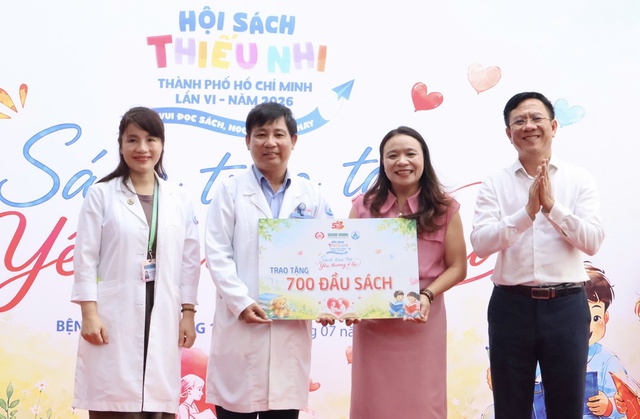 700 đầu sách được đưa vào bệnh viện, bệnh nhi 'bớt buồn' trong những ngày điều trị - Ảnh 7.