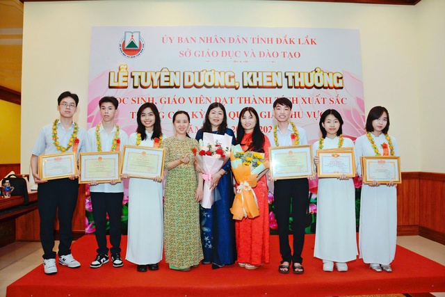 Đang học Học viện Ngoại giao, nam sinh vẫn thi lại và thành thủ khoa khối C00 - Ảnh 2.