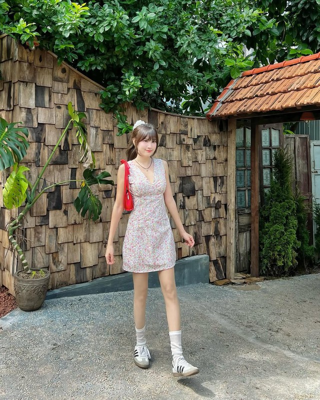 Tạo điểm nhấn cho mái tóc cùng những chiếc dây buộc tóc màu trắng- Ảnh 2.