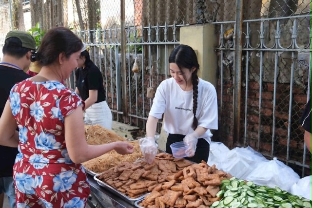 Lan tỏa yêu thương từ những bữa cơm nghĩa tình - Ảnh 1.