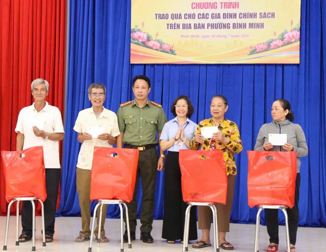 Tri ân gia đình chính sách, tặng quà trẻ em khó khăn ở Tây Ninh- Ảnh 1.