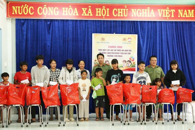 Tri ân gia đình chính sách, tặng quà trẻ em khó khăn ở Tây Ninh- Ảnh 2.