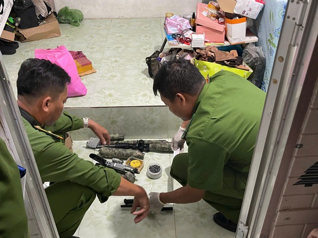Khởi tố 2 người b&aacute;n vũ kh&iacute; tr&ecirc;n mạng x&atilde; hội - Ảnh 3.