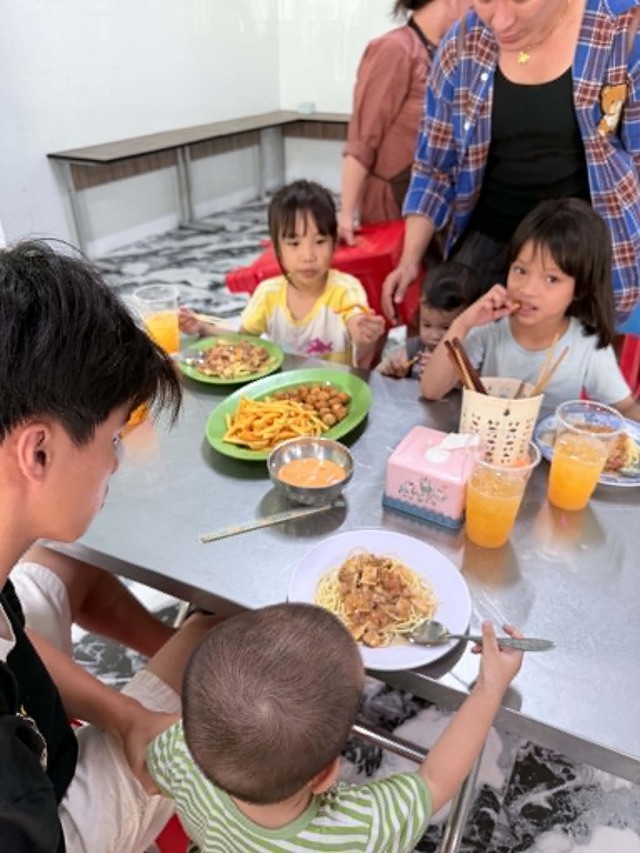 Lan tỏa yêu thương từ những bữa cơm nghĩa tình - Ảnh 4.