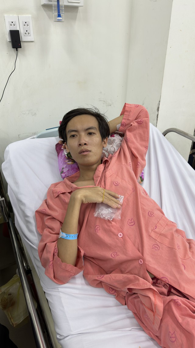 Anh cả gồng gánh chăm em trai suy tim nặng mong được giúp đỡ- Ảnh 1.