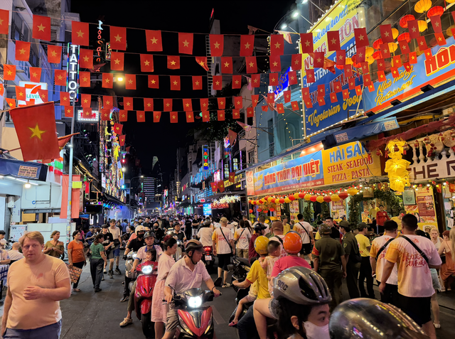 H&agrave;ng qu&aacute;n TP.HCM 'chuyển m&igrave;nh' l&agrave;m kinh tế đ&ecirc;m - Ảnh 3.