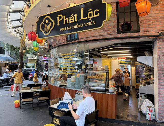 H&agrave;ng qu&aacute;n TP.HCM 'chuyển m&igrave;nh' l&agrave;m kinh tế đ&ecirc;m - Ảnh 2.