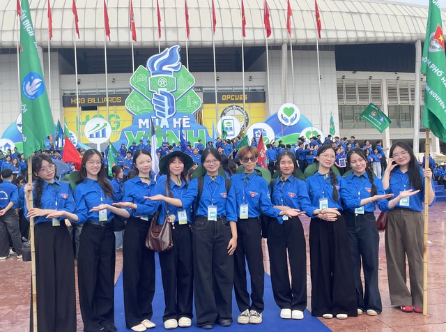 Sinh viên người Úc 'được bạn rủ đi Mùa hè xanh là đi luôn'- Ảnh 4.