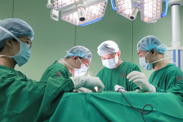 Cứu nam thanh niên bị mảnh xương găm sâu vào não sau tai nạn giao thông - Ảnh 1.
