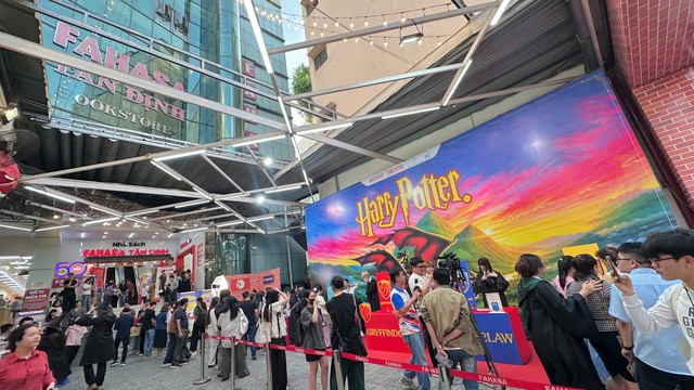 'Harry Potter' do họa sĩ Việt vẽ bìa ra mắt bằng 34 ngôn ngữ- Ảnh 1.