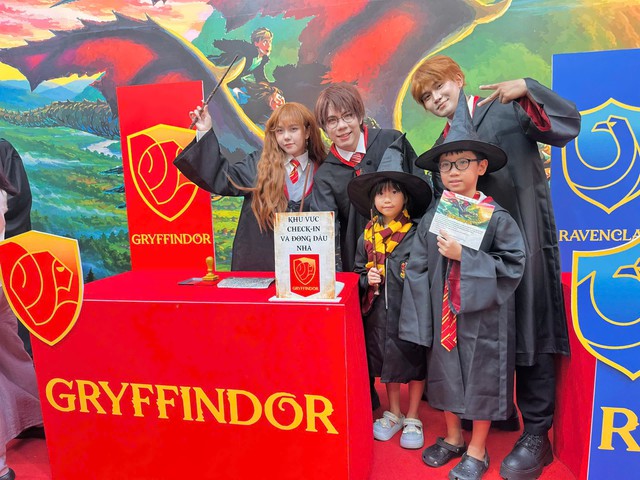 'Harry Potter' do họa sĩ Việt vẽ bìa ra mắt bằng 34 ngôn ngữ- Ảnh 6.