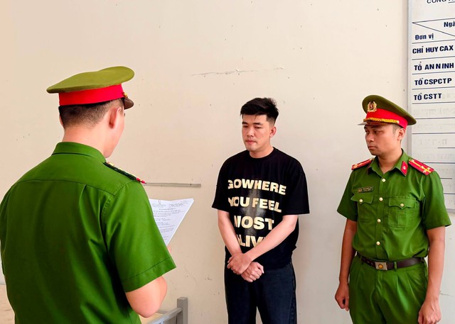 C&ocirc;ng an tỉnh Kh&aacute;nh H&ograve;a bắt nh&acirc;n vi&ecirc;n tiếp thị lừa đảo 'b&aacute;n bia gi&aacute; rẻ'- Ảnh 1.