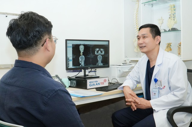 Cứu nam thanh niên bị mảnh xương găm sâu vào não sau tai nạn giao thông - Ảnh 2.