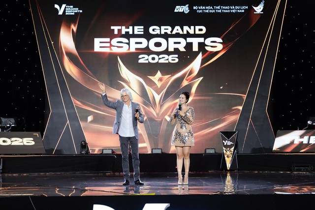 Đầu bếp Mỹ 'Th&aacute;nh Li&ecirc;m' Leslie Gilliams k&yacute; tặng gần 1.000 CĐV tại The Grand Esports- Ảnh 1.
