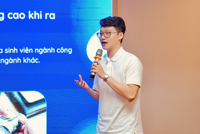 Ch&agrave;ng trai 25 tuổi đứng sau 11 học sinh đạt điểm SAT tuyệt đối 1.600  - Ảnh 1.