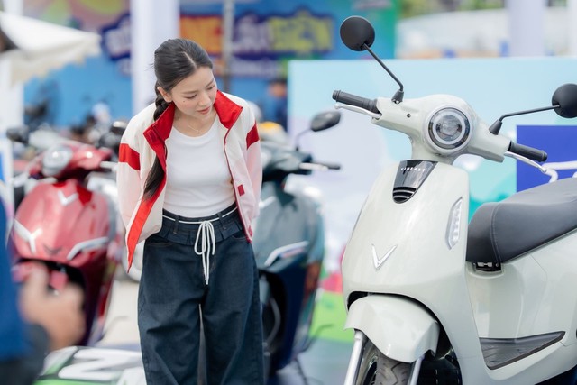 Đến 'm&ugrave;a' học sinh ồ ạt mua xe m&aacute;y điện- Ảnh 1.