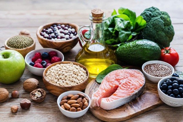 Người bị cholesterol cao nên ăn gì để bảo vệ tim mạch? - Ảnh 1.