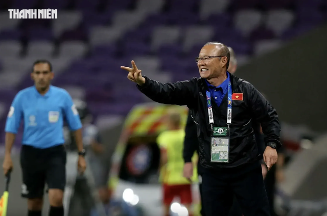 Gác lại nỗi buồn World Cup, HLV Park Hang-seo vào việc lập tức tại Thái Lan: Vừa hạ cánh đã tập ngay- Ảnh 1.