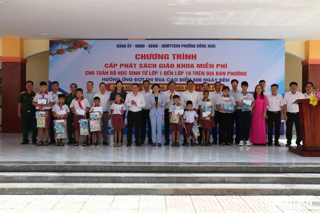 Phường đầu tiên ở Đồng Nai cấp sách giáo khoa miễn phí cho toàn bộ học sinh - Ảnh 2.