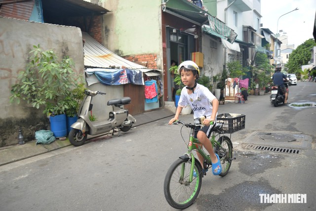 Cậu bé rao trứng bằng thơ ở TP.HCM: Chạy nhiều quá con hết mắc cỡ luôn - Ảnh 5.